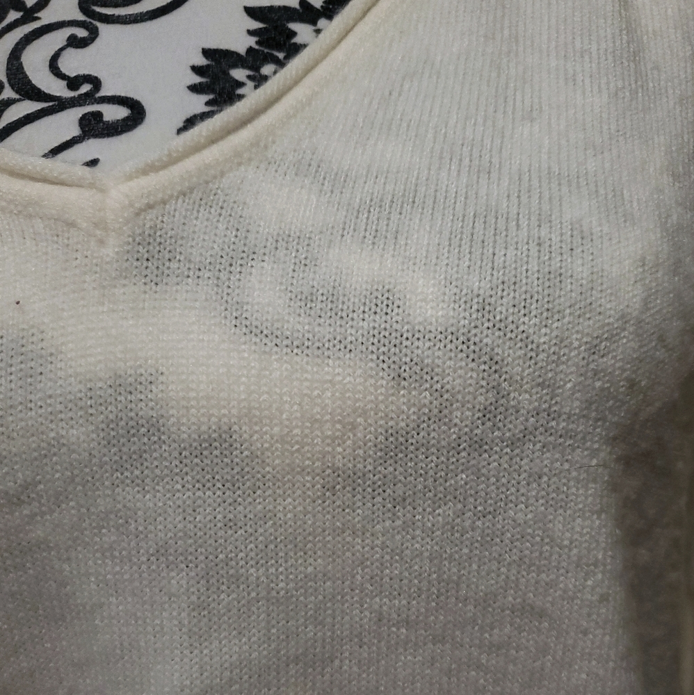 Cream/white v neck sweater